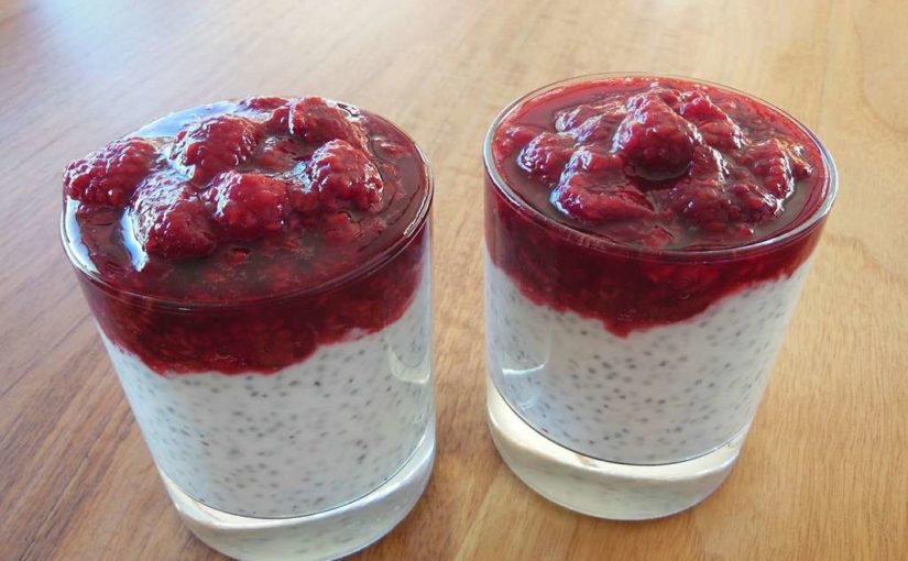 Dessert mit Himbeeren Chia Samen und Joghurt